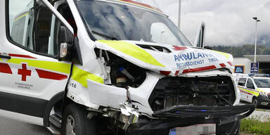 Rettungswagen crasht mit Pkw: Zwei Verletzte