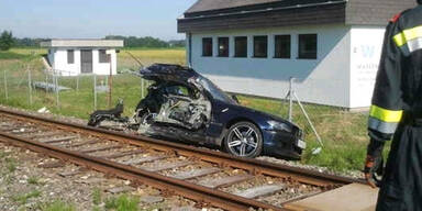 Auto von Zug zweigeteilt: Lenker überlebt