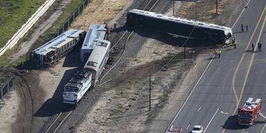 Zug rast in Lkw und entgleist: 28 Verletzte
