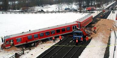 Zug rammt Lkw  - 16 Verletzte