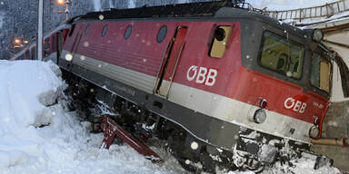 Lok entgleist: Drei Verletzte bei Zug-Crash 