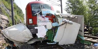 Schwerer Unfall: Zug rammt Lkw